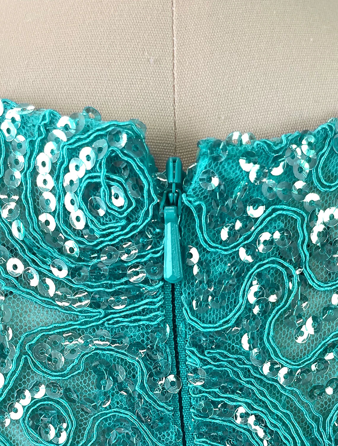 Abito da sera a trapezio, a strati, con strascico a ruota, senza maniche, in chiffon con scollo gioiello e strass